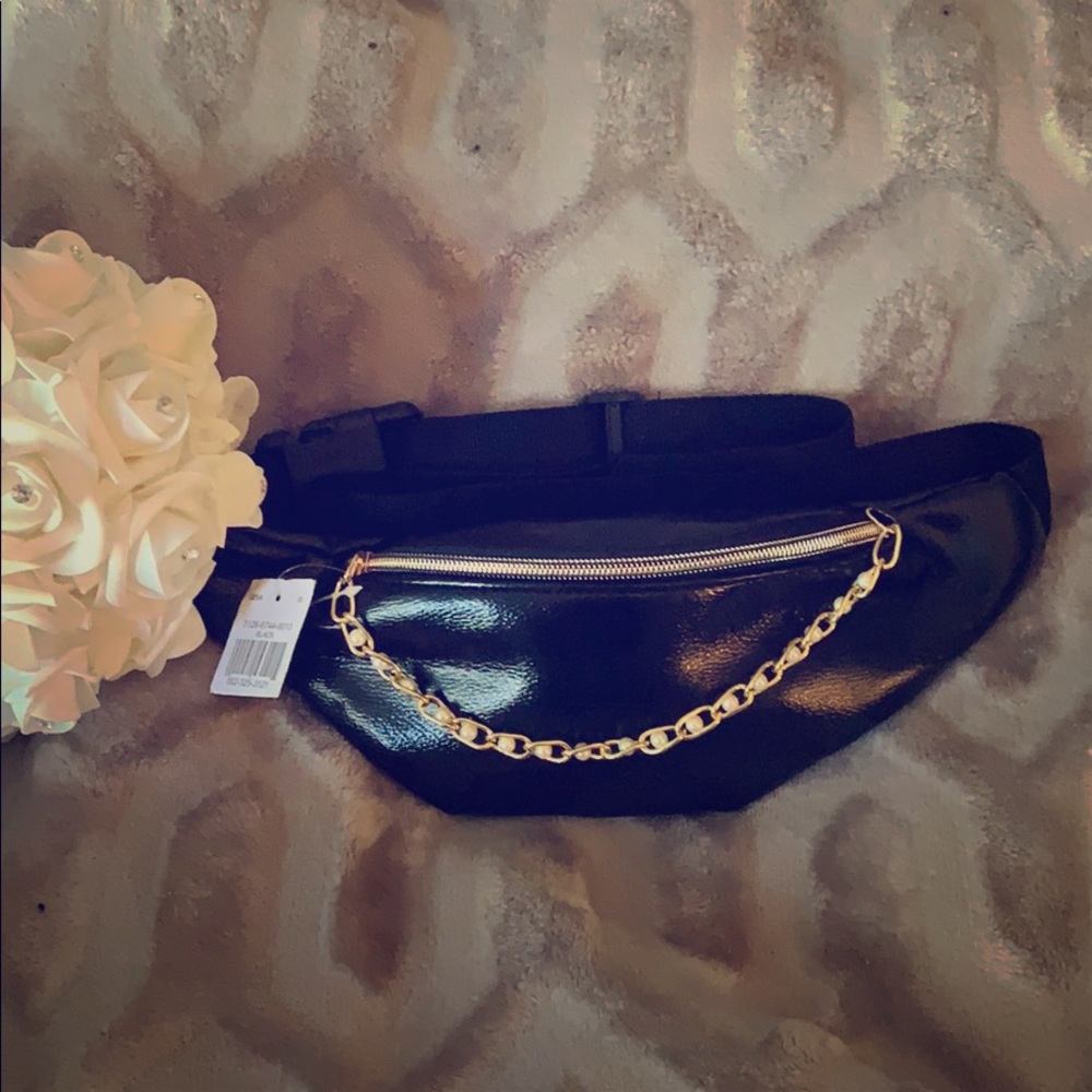 ⭐️Fabulous⭐️ NWT Vegan leather 🖤Black Fanny Pack!